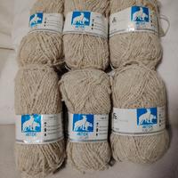 Sei gomitoli di filato panna