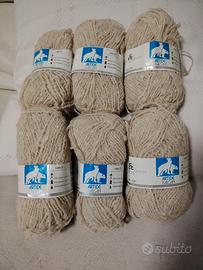 Sei gomitoli di filato panna