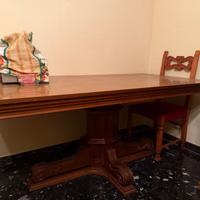 Tavolo in legno con 6 sedie