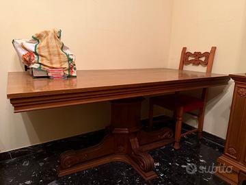Tavolo in legno con 6 sedie