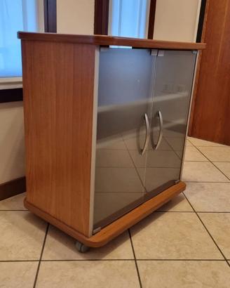 Mobiletto TV con ruote e ante in vetro opaco