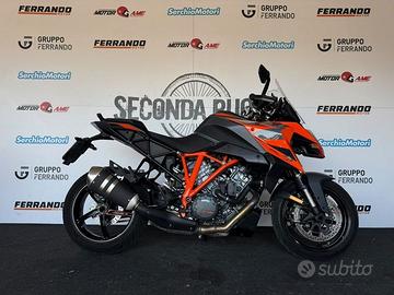 KTM 1290 Super Duke GT con borse laterali