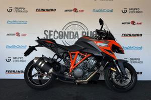 KTM 1290 Super Duke GT con borse laterali