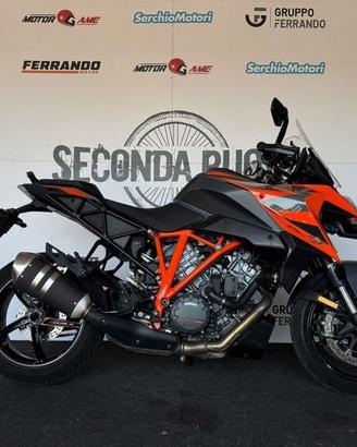 KTM 1290 Super Duke GT con borse laterali