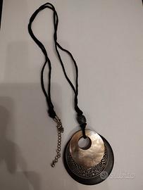 Collana lunga con medaglione