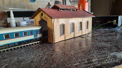Acc. plastico : rimessa locomotive