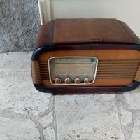 Radio d'epoca in legno  con giradischi.