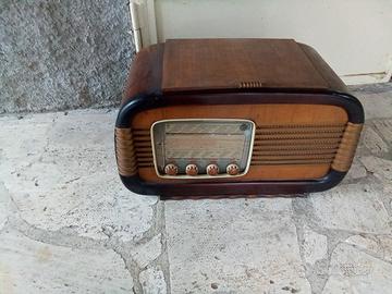 Radio d'epoca in legno  con giradischi.