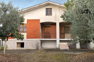 Casa indipendente di 166mq con ampia corte esterna