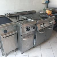 Attrezzatura da cucina e banchi da esposizione
