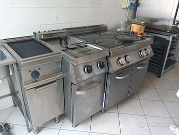 Attrezzatura da cucina e banchi da esposizione