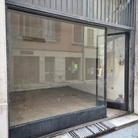 Negozio via Secchi mq 25 CENTRO vetrina Grande