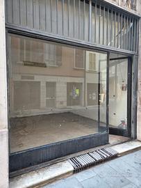 Negozio via Secchi mq 25 CENTRO vetrina Grande