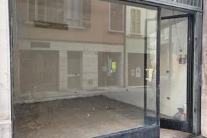 Negozio via Secchi mq 25 CENTRO vetrina Grande