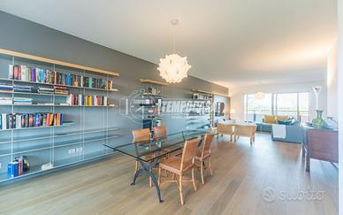 Attico di 5 locali con triplo terrazzo in classe e