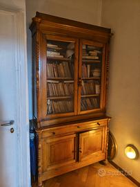 Vetrinetta, divano, sedie, tavolo vetro
