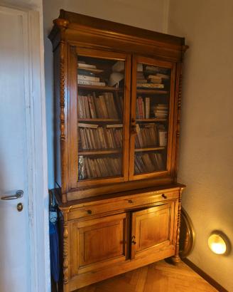 Vetrinetta, divano, sedie, tavolo vetro
