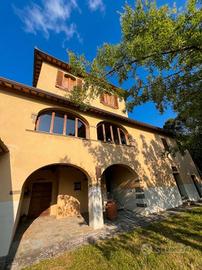 Villa di 600 m² con più di 5 locali a Terranuova B