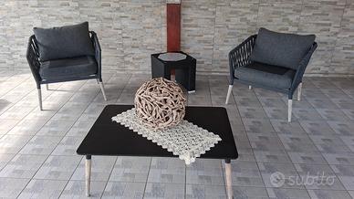2 poltrone più tavolo uguali 