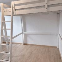 Letto a soppalco bianco con scala