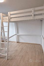 Letto a soppalco bianco con scala