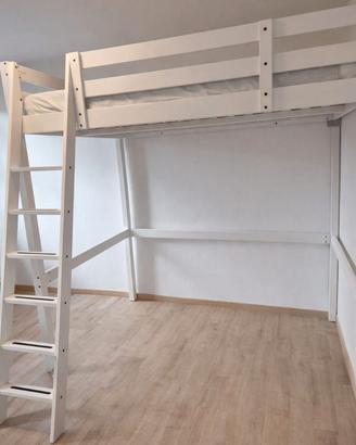 Letto a soppalco bianco con scala