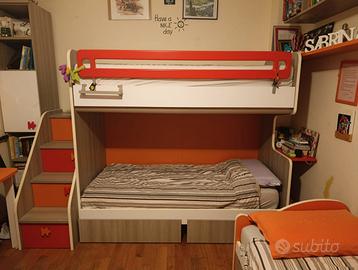 Letto a castello con cassettie scala a contenitore