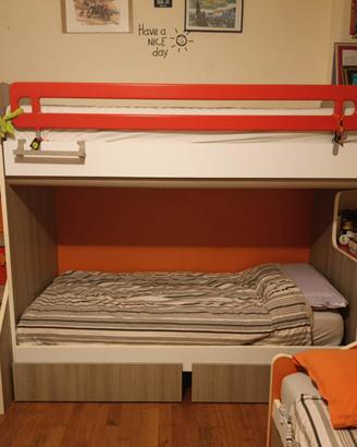 Letto a castello con cassettie scala a contenitore
