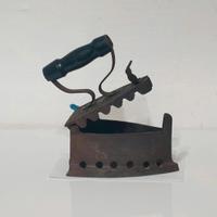 Antico ferro da stiro a carbone. Da collezione 