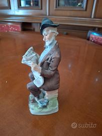 porcellana vecchietto che legge