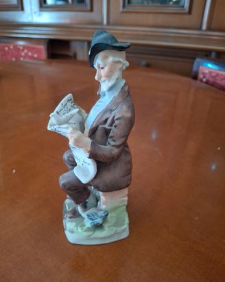 porcellana vecchietto che legge
