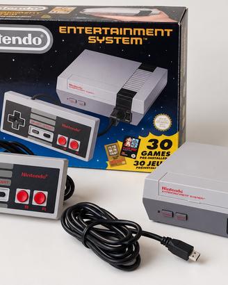 Nintendo Classic Mini NES con scatola e controller
