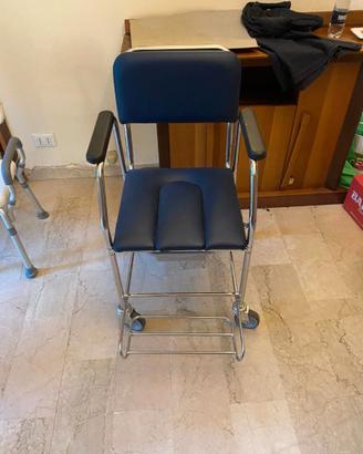 Sedia da bagno con rotelle per disabili e anziani