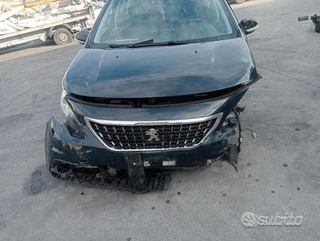 Peugeot 2008 2017 YH01 demolita per ricambi