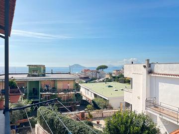 Pozzuoli alta "dietro la croce" tre vani con vista