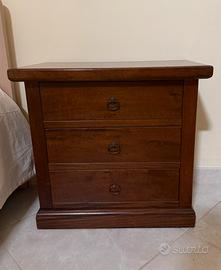 Comodino in legno con 3 cassetti