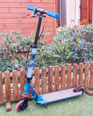 monopattino per bambino con freno manuale e pedale