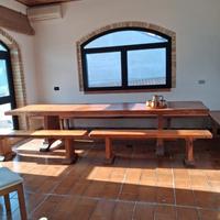 Tavolo in legno massello con panche