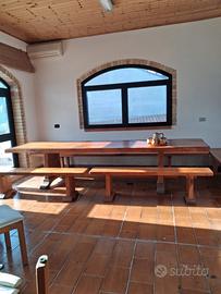 Tavolo in legno massello con panche