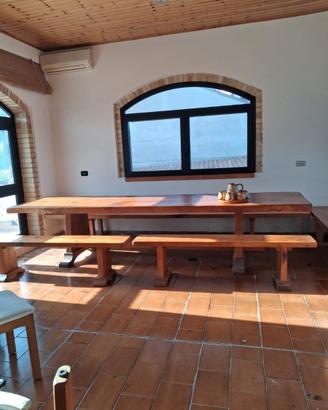 Tavolo in legno massello con panche
