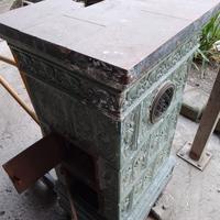 Vecchia stufa in maiolica 