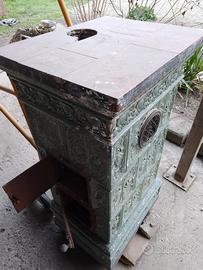 Vecchia stufa in maiolica 