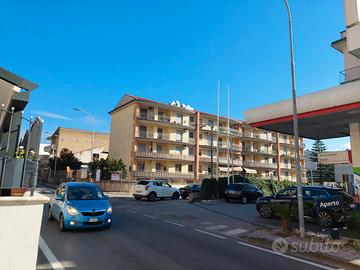 In parco - 4 vani e doppi acc.ri, con posto auto