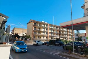 In parco - 4 vani e doppi acc.ri, con posto auto