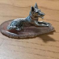 Miniatura su pietra lupo accucciato