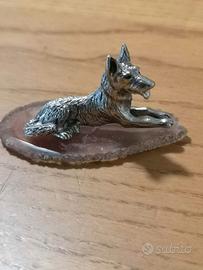 Miniatura su pietra lupo accucciato