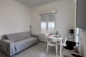 Pomezia grazioso bilocale con balcone