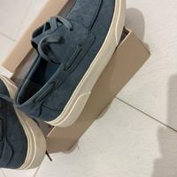 Scarpa da barca scamosciata con lacci