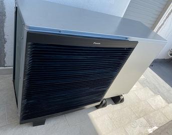 Chiller Daikin pompa calore aria/acqua + 5 fancoil