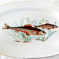 Servizio di piatti in porcellana fine decorati.